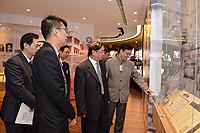 The delegation from Shandong University visits the University Gallery